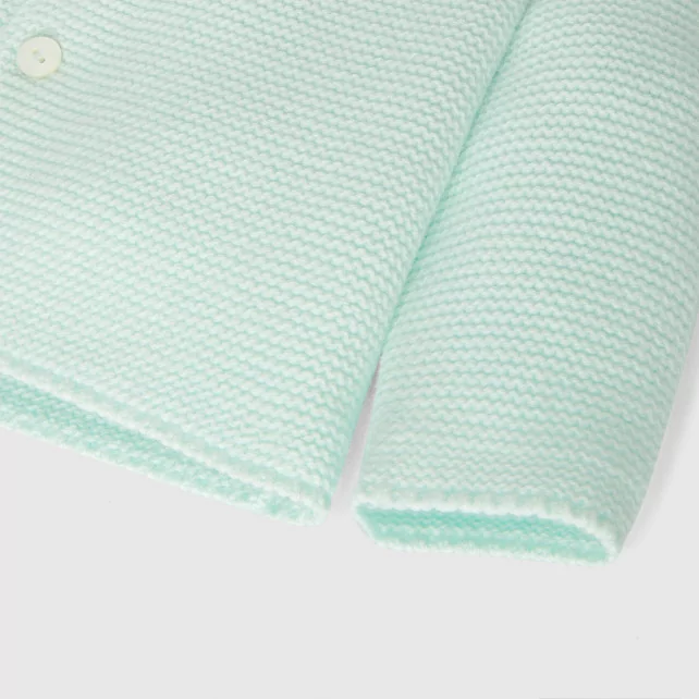 Плетена жилетка за бебе момче